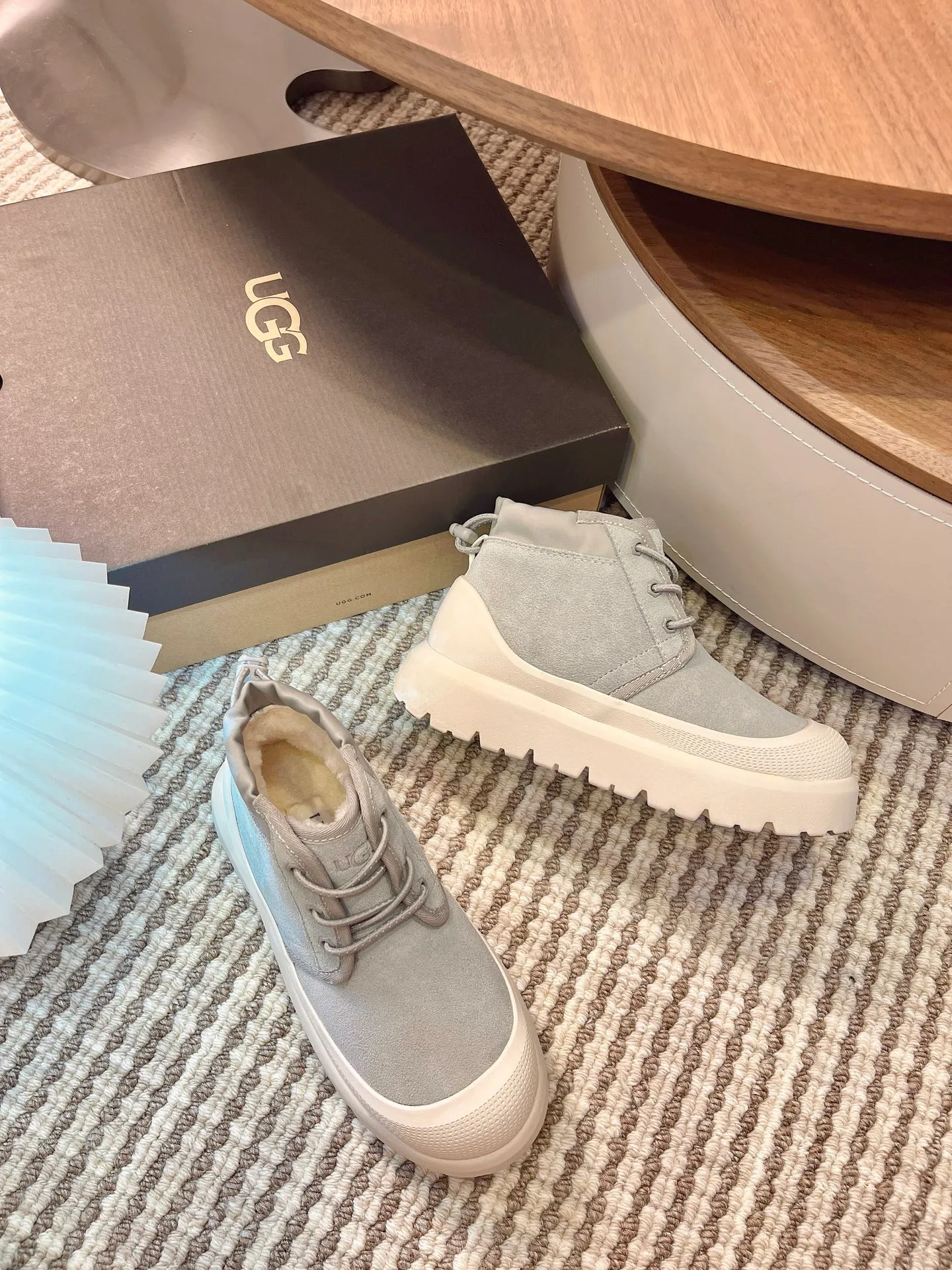 【UGG】 P: 560💰 Couple shoes Size: Women’s size 35-40 / Men’s size 40-44 UGG Tasman Weather Hybrid slip-on snow boots👢 Wang Yibo's same style 👏 adds a large orange sole to the classic Tasman shoe style, functional color contrast design, environmentally friendly waterproof and snowproof material, which has both fashionable and functional attributes. At the same time, it is paired with the new UGG furry shoes Keen's furry color-blocking jacket. Bright orange and maroon collide to create a new light outdoor style and open up a new travel experience in early autumn! Using the best materials, the 17mm fur integrated surface is warmer and breathable, and the outsole is upgraded to a lightweight and wear-resistant light wing technology outsole!